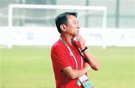 瓜迪奥拉在发布会上回应了批评曼城自满的言论，瓜迪奥拉表示，在他看来这支球队表现得非常好，没有任何自满的情绪，自满的也许是那些评论员。